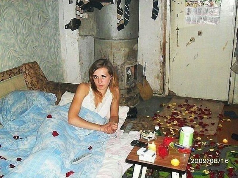 Чертовка с волосатой киской устроилась на диване порно фото