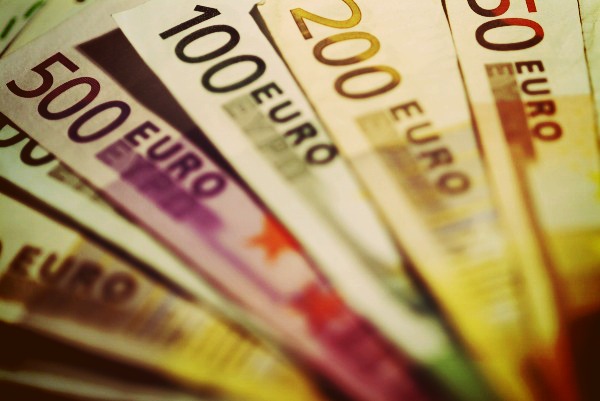 На чорному ринку масово скуповують євро
