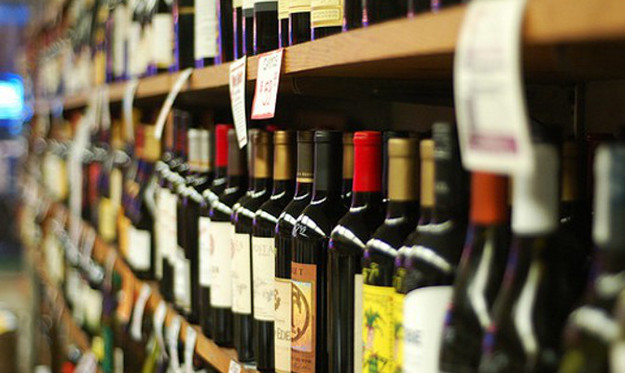 Ціни на алкоголь за рішенням уряду до кінця літа зростуть на 40%