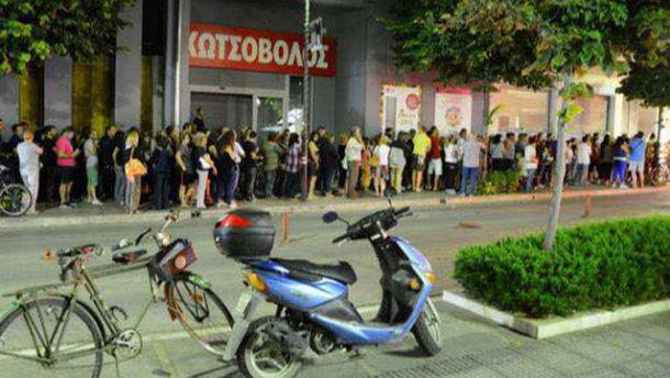 У Греції тимчасово закриваються банки: люди ночують біля банкоматів (ФОТО)