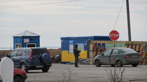 Кримчанам розказують, що “київська хунта” не впускає українців відпочивати у Криму