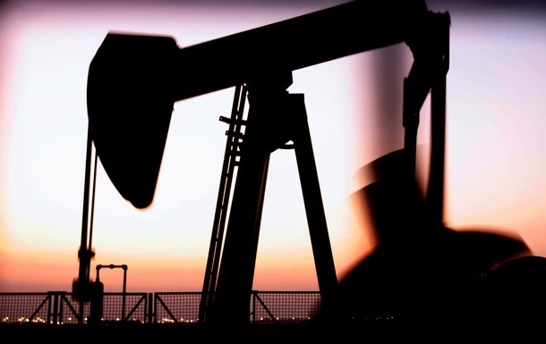 Нафта продовжує дешевшати: Brent ледь тримається близько $53