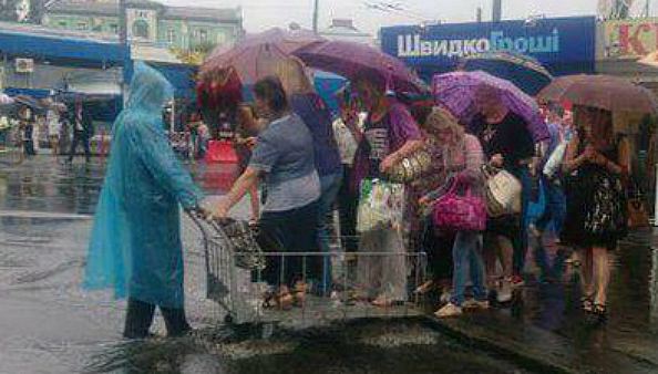 Новий вид транспорту в Києві:  через калюжі на візку з супермаркету (ФОТО)
