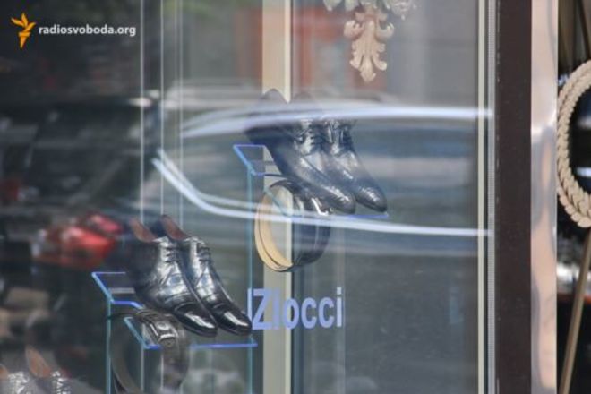 Крокодилячі і страусині туфлі: Екс-міністр екології у бігах торгує взуттям в Києві (ВІДЕО)
