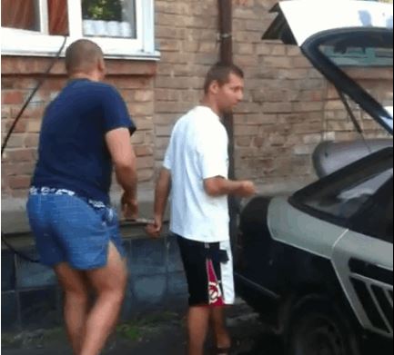 У Києві біженець з Донбасу заправляє авто газом з квартири (ФОТО, ВІДЕО)