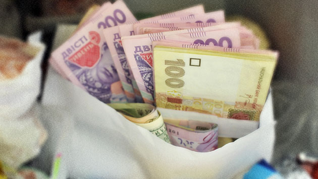 НБУ підвищив офіційний курс гривні до 21,7 за долар
