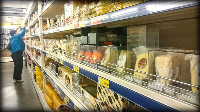 У Росії дорогий швейцарський сир продають у коробках з магнітними датчиками (ФОТО)