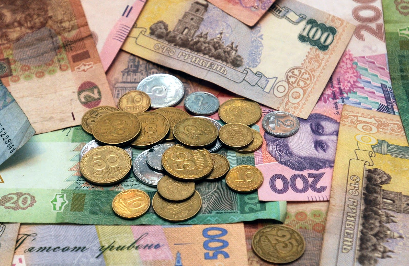 Українській валюті стукнуло 19 років. Як вона змінювалася і якою вона могла бути? (фото)