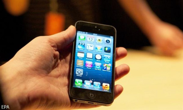 Apple хоче заряджати смартфони через динамік і мікрофон