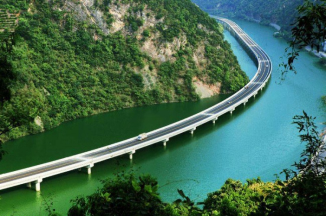 У Китаї побудували міст через річку, а вздовж річки (ФОТО)