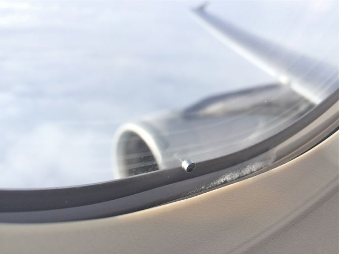 Ни за что не догадаешься, ЗАЧЕМ в иллюминаторах самолета нужна маленькая дырочка! (+ФОТО)