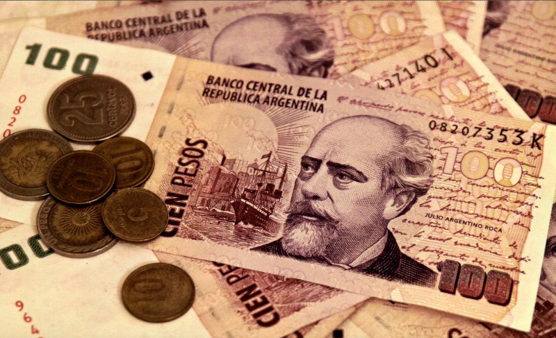 Аргентинський песо впав на 38% після скасування валютного контролю