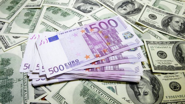 Росіяни кинулись скуповувати валюту. Попит на долари за місяць зріс на 50%