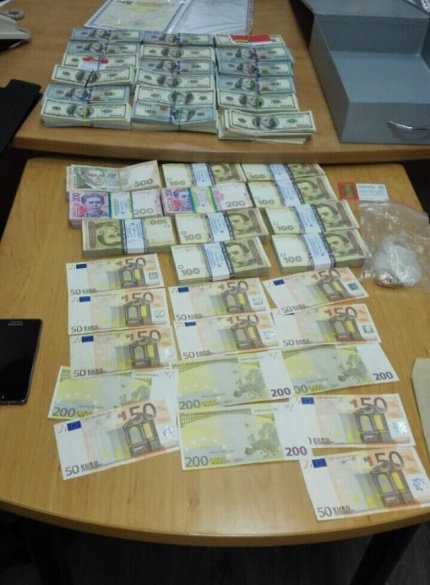 У затриманого на хабарі чиновника Міноборони знайшли стоси валюти у банківській комірці