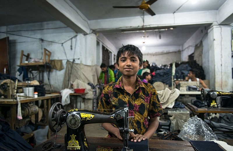 Ось що відбувається на фабриках з пошиття одягу. Дитяча праця та нелюдські умови!(ФОТО)