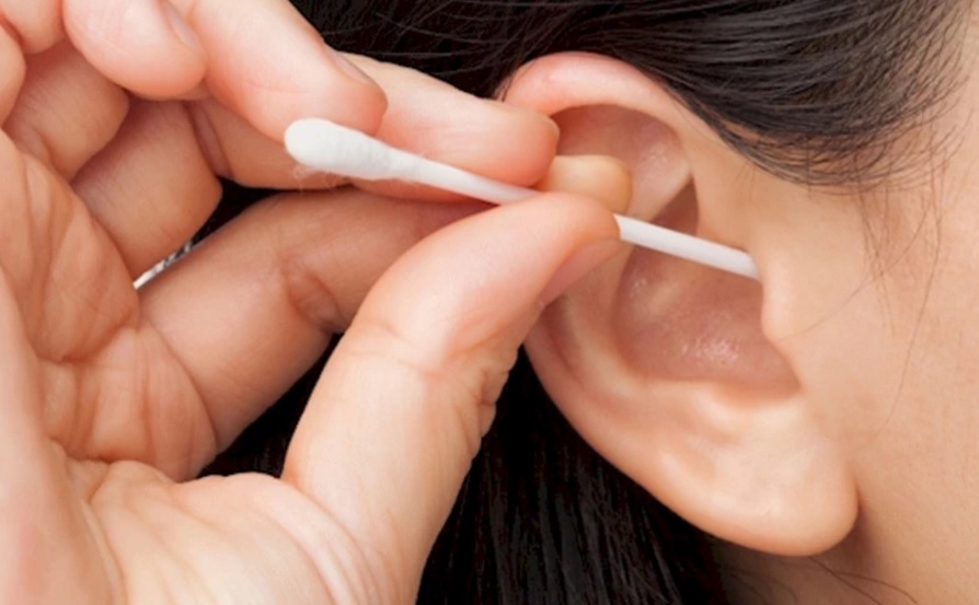 Чому використання гігієнічних паличок для чищення вух несе тільки шкоду