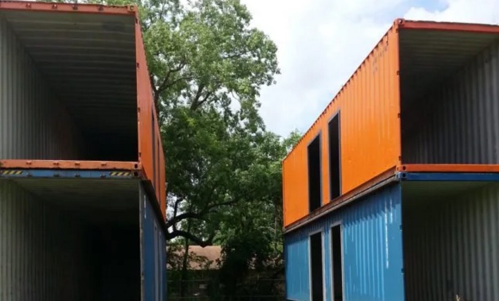 Ці контейнери виглядали не дуже, але подивіться, який приголомшливий будинок він з них побудував!