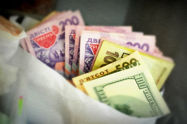Украинцы перестали забирать валюту с депозитов