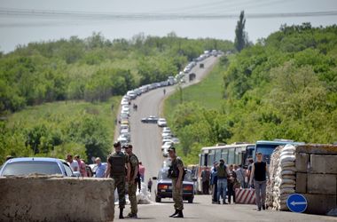 Блокпости на Донбасі відкриті, але черги залишилися