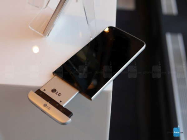 У Барселоні LG показала новий флагман LG G5, який став першим модульним телефоном компанії.