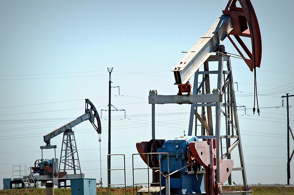 Нафта дорожчає через скорочення запасів у США