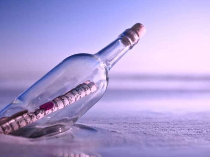 Знайдено пляшку з посланням, яка «подорожувала» в морі 108 років!