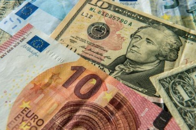 В Украине уверенно падают курсы доллара и евро