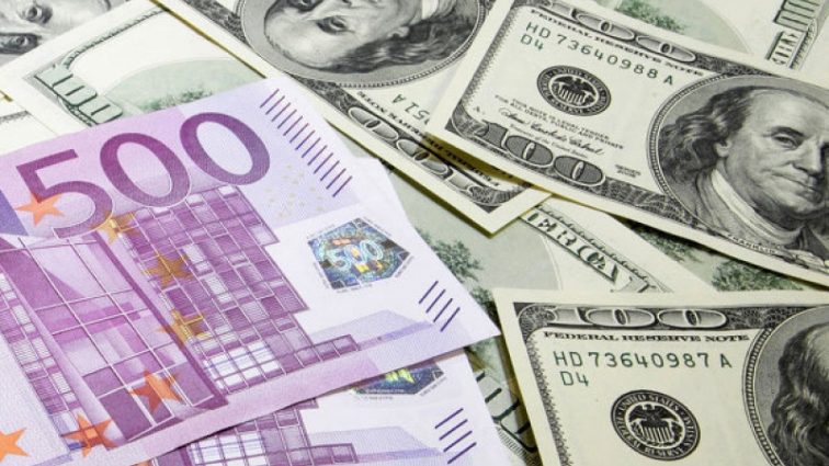 Долар падає, а євро зростає