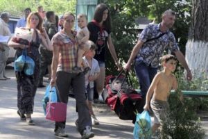 Кабмін влаштує тотальні перевірки переселенців з Донбасу. Позбавлятимуть соцвиплат
