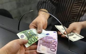 Українці в травні продали валюти майже в 10 разів більше, ніж купили