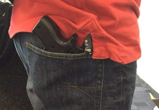 Охорону лондонського аеропорту здивував незвичайний пістолет цього хлопця (ФОТО)