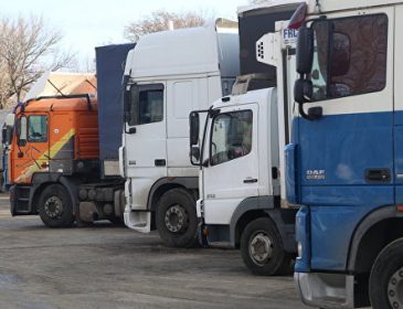 На російсько-білоруському кордоні простоюють близько 50 машин з українськими вантажами для Казахстану