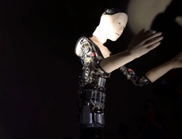 Японський робот сам вчиться співати й танцювати
