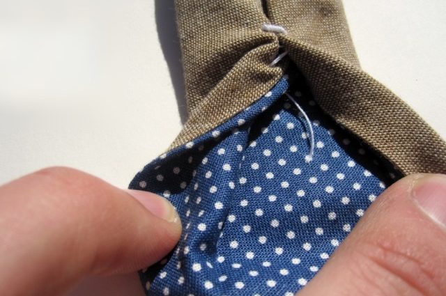 Якщо ти побачиш нитку на краватці не поспішай її зрізати. Це дуже важлива деталь!