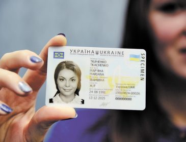 Українці з новими паспортами не зможуть  повернутись в Україну