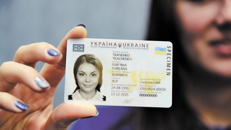 Українці з новими паспортами не зможуть  повернутись в Україну