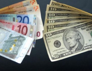 Курс євро в Україні падає, а долар повзе вгору