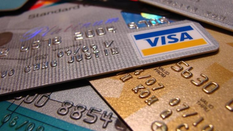 Інтернет-магазини віддавали дані банківських карт шахраям: що робити?