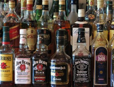 Кабмін повертає регулювання цін на алкоголь у зв’язку з масовими отруєннями