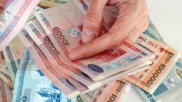 Білоруські банки призупинили відправку грошей в Україну