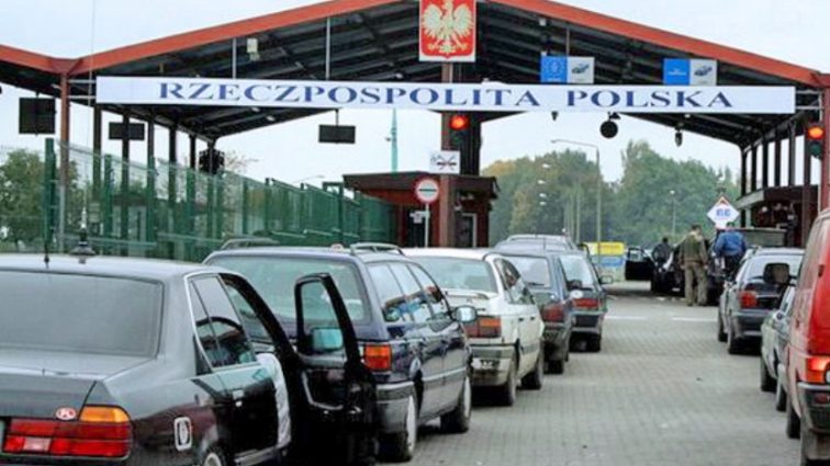 На кордоні з Польщею стоять в черзі сотні автомобілів