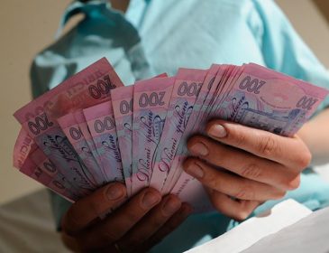 Як зростуть зарплати з грудня: лікарям і вчителям додадуть сотні гривень