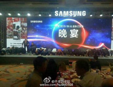 Топ-менеджери Samsung на колінах просили вибачення за смартфони, що вибухають