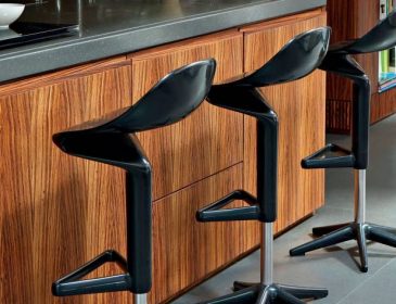 Стильно і функціонально: барні стільці – невід’ємна частина маленької кухні