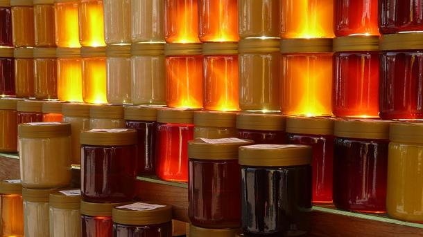 Сурогатний мед і “наколоті” бджоли: Україну заповнив підроблений мед