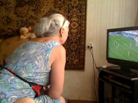Русские мамочки на камеру. Старушки веб-камера. Старые женщины на вебкамеру. Бабушка и внук у телевизора. Бабушка вебкам.