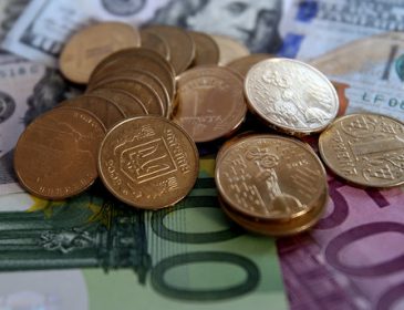 В Україні підскочив курс євро, долар теж дорожчає