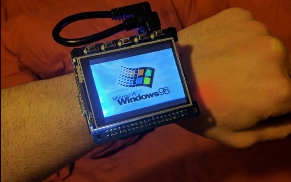 Ентузіаст створив розумний годинник на Windows 98