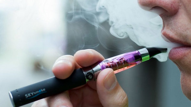 Вчені розповіли про шкідливий склад електронних сигарет
