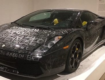 ФОТОФАКТ. Музей запропонував відвідувачам роздряпати елітний Lamborghini